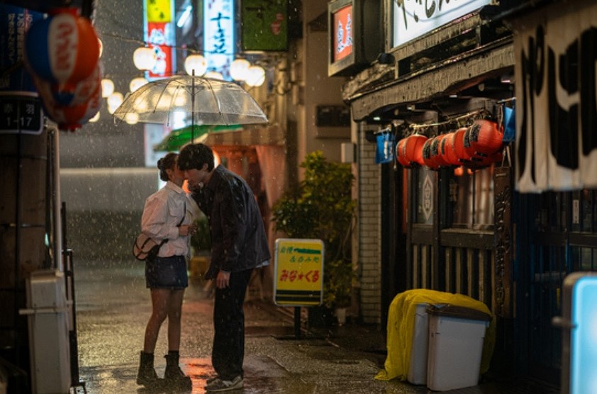 쿠팡플레이 ‘사랑후에오는것들’ 1부 – 이세영X사카구치 켄타로, 봄날 감성로맨스 솔직 후기 9 이세영과 켄타로가 마주보는 같이 우산쓰는 장면