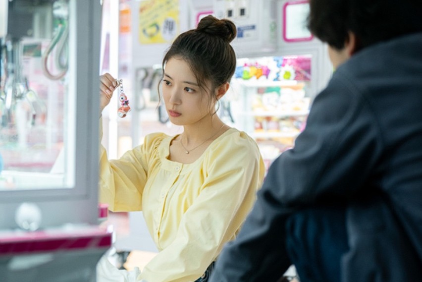 쿠팡플레이 ‘사랑후에오는것들’ 1부 – 이세영X사카구치 켄타로, 봄날 감성로맨스 솔직 후기 8 이세영과 사카구치 켄타로가 열쇠고리 뽑기하는 장면