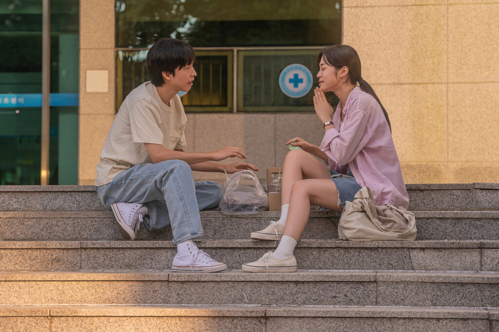 청각장애 영화 청설 후기, 해석, 출연진, OTT - 장애를 뛰어넘는 청춘 로맨스 6 청설 감성 로맨스 영화 속 여주인공이 남주인공에게 수화하는장면