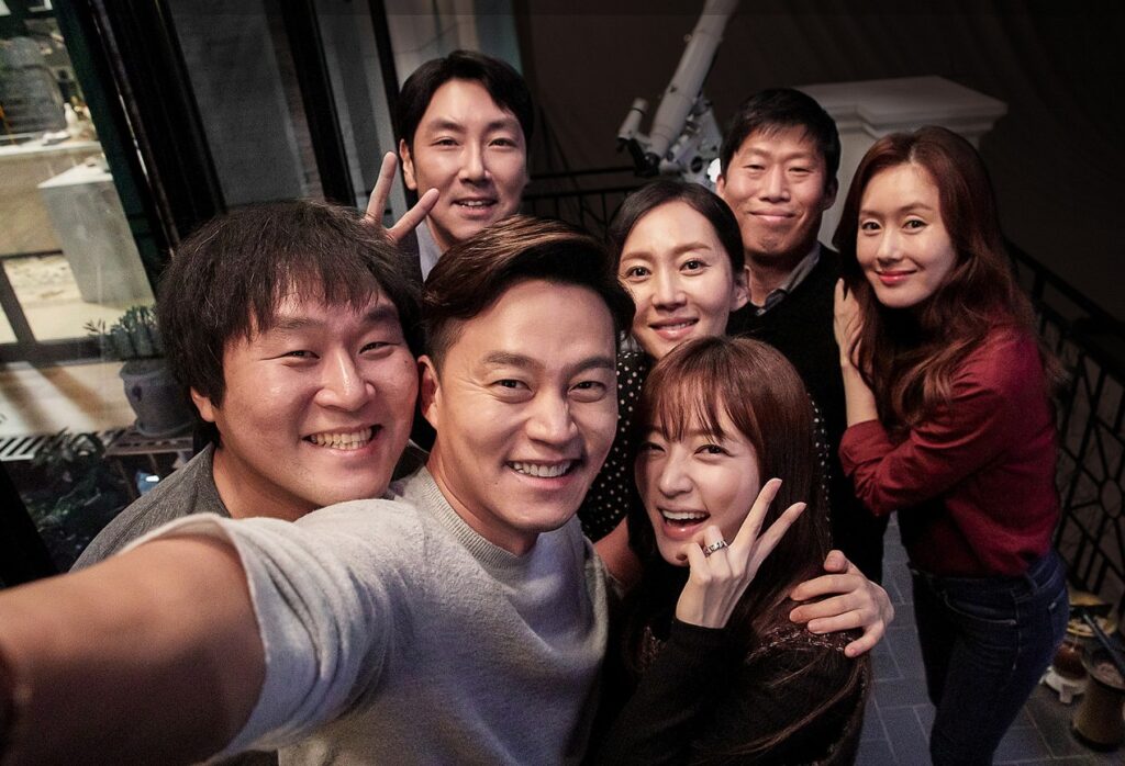넷플릭스 영화 완벽한 타인 리뷰 해석 출연진|스마트폰으로 드러난 인간관계의 민낯(장문주의) 19 완벽한 타인 7명의 배우들의 단체사진