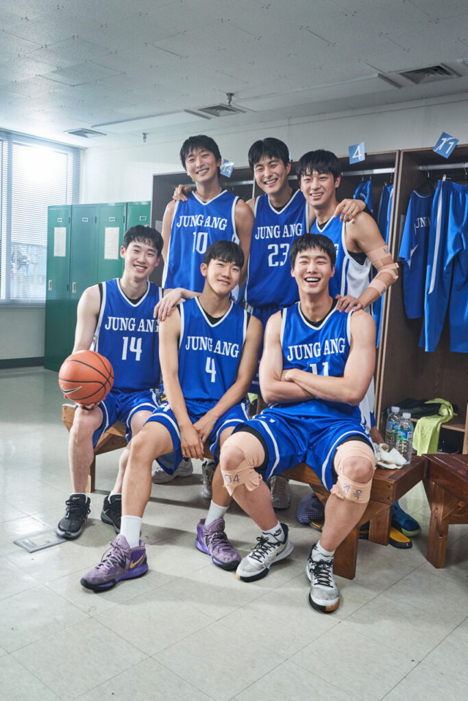 실화 영화 띵작 TOP3! 모가디슈·교섭·리바운드 – 실제 사건이 만든 감동, 어디서 볼까? 9 실화 영화 리바운드 출연배우들 단체 사진