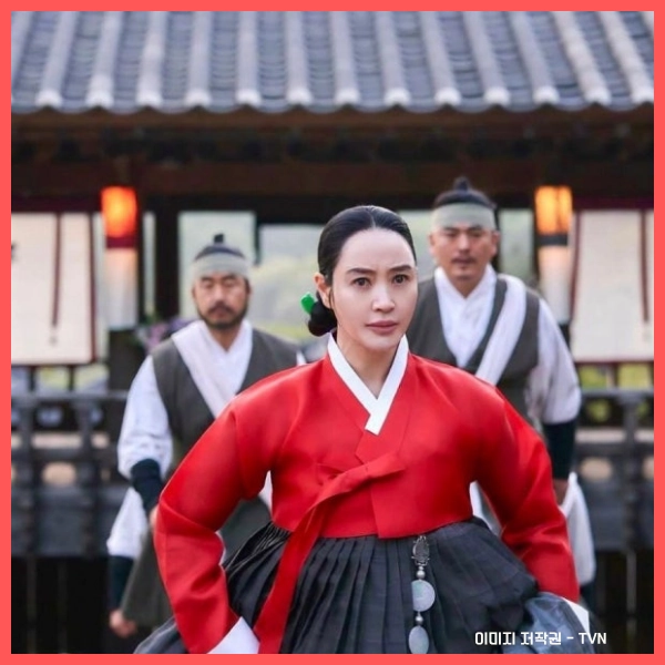 2025 조선시대 사극 드라마 명작 추천 7개 - 국내 OTT 인기 작품 엄선 32 슈룹 김혜수가 걸어가는 모습
