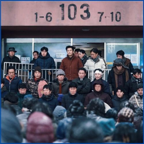긴장감 넘치는 한국 재난 영화 추천 7개 - 2025 최신 OTT 시청 정보까지 20 한국 재난 영화 추천 사람들이 건물앞에 모여있는 모습